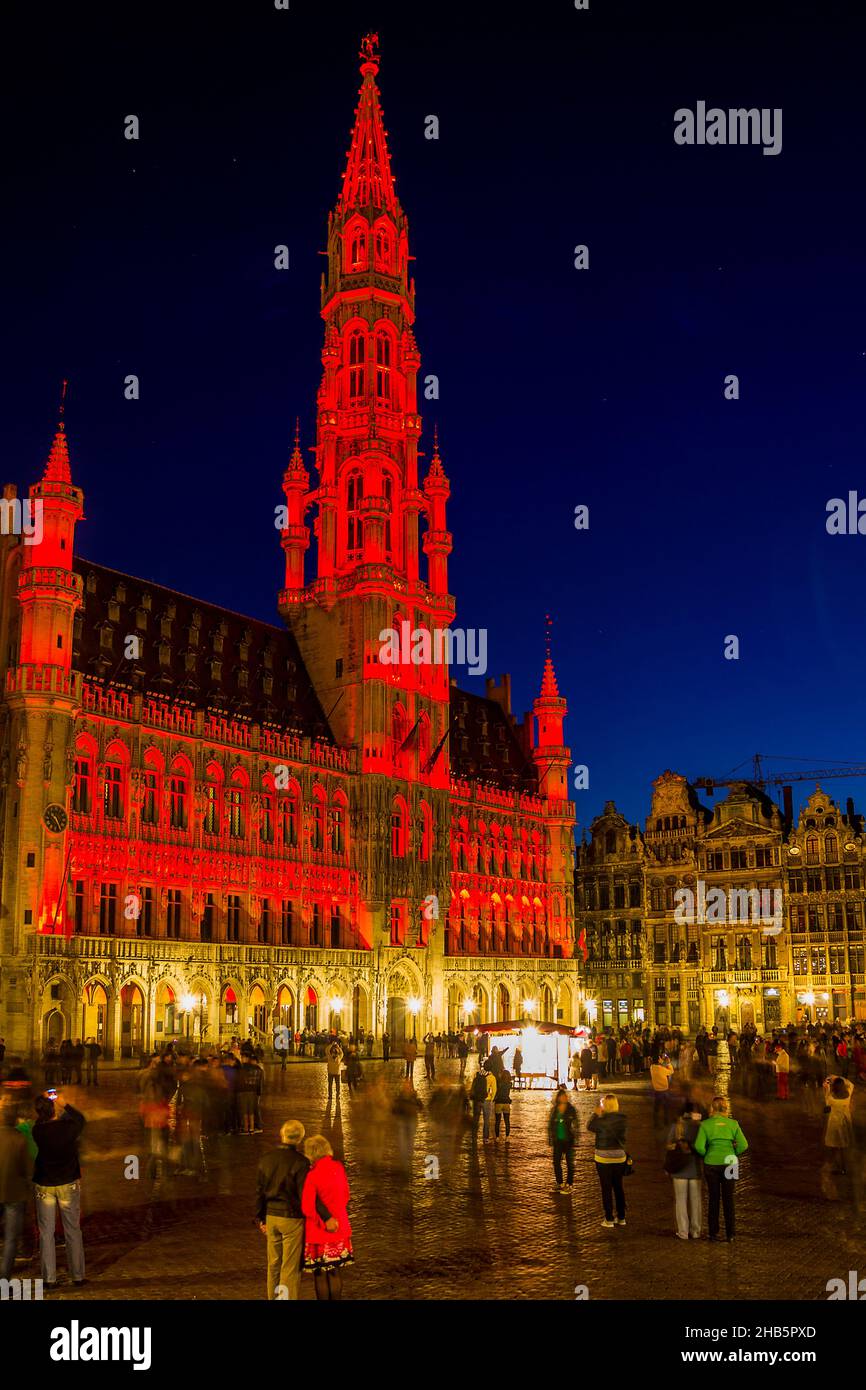 Questa è l'illuminazione dell'edificio del municipio di Bruxelles, che cambia colore nel tempo il 10 maggio 2013 a Bruxelles, Belgio. Foto Stock