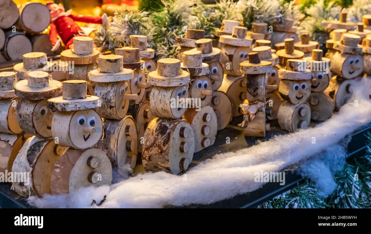 Snowmen di legno nel mercato di Natale Foto Stock