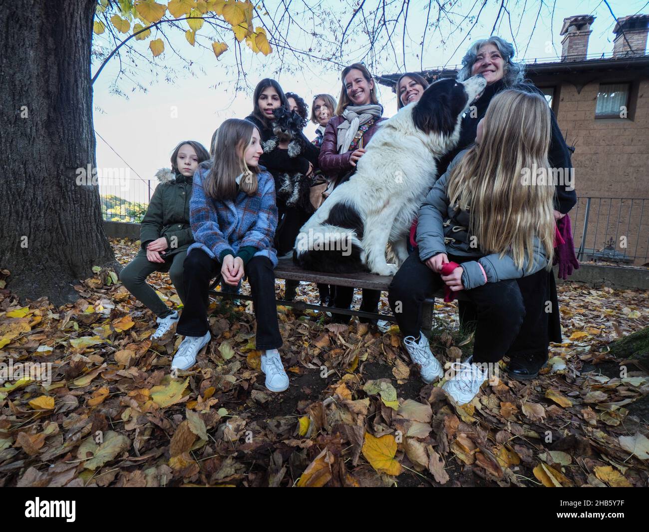 Ecologist bambini ragazze che giocano per salvare il pianeta come pollivi tossici malvagi la terra rappresentata da viola persona attrice Antonia Stradivari Foto Stock