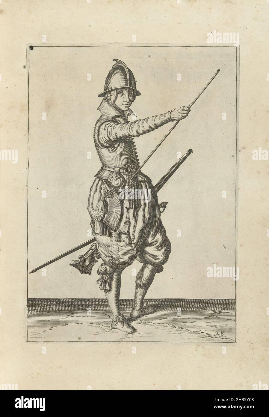 Soldato che tiene un timone che fa scorrere la mano destra fino alla fine del suo bastone (n. 28), ca. 1600, un soldato, a tutta lunghezza, a destra, che tiene un timone (un certo tipo di arma da fuoco) con la mano sinistra vicino alla coscia sinistra e porta la mano destra alla fine del suo bastone, che si appoggia contro il suo lato destro (n. 28), ca. 1600. Targa 28 nelle istruzioni per la manipolazione del timone: Breve enseignement, sur la rappresentation des figures, du droit maniement de l'Harquebuse. Parte delle illustrazioni in un'edizione francese di J. de Gheyn's Wapenhandelinghe: J. de Gheyn, Maniement d'armes, d'arquebus Foto Stock