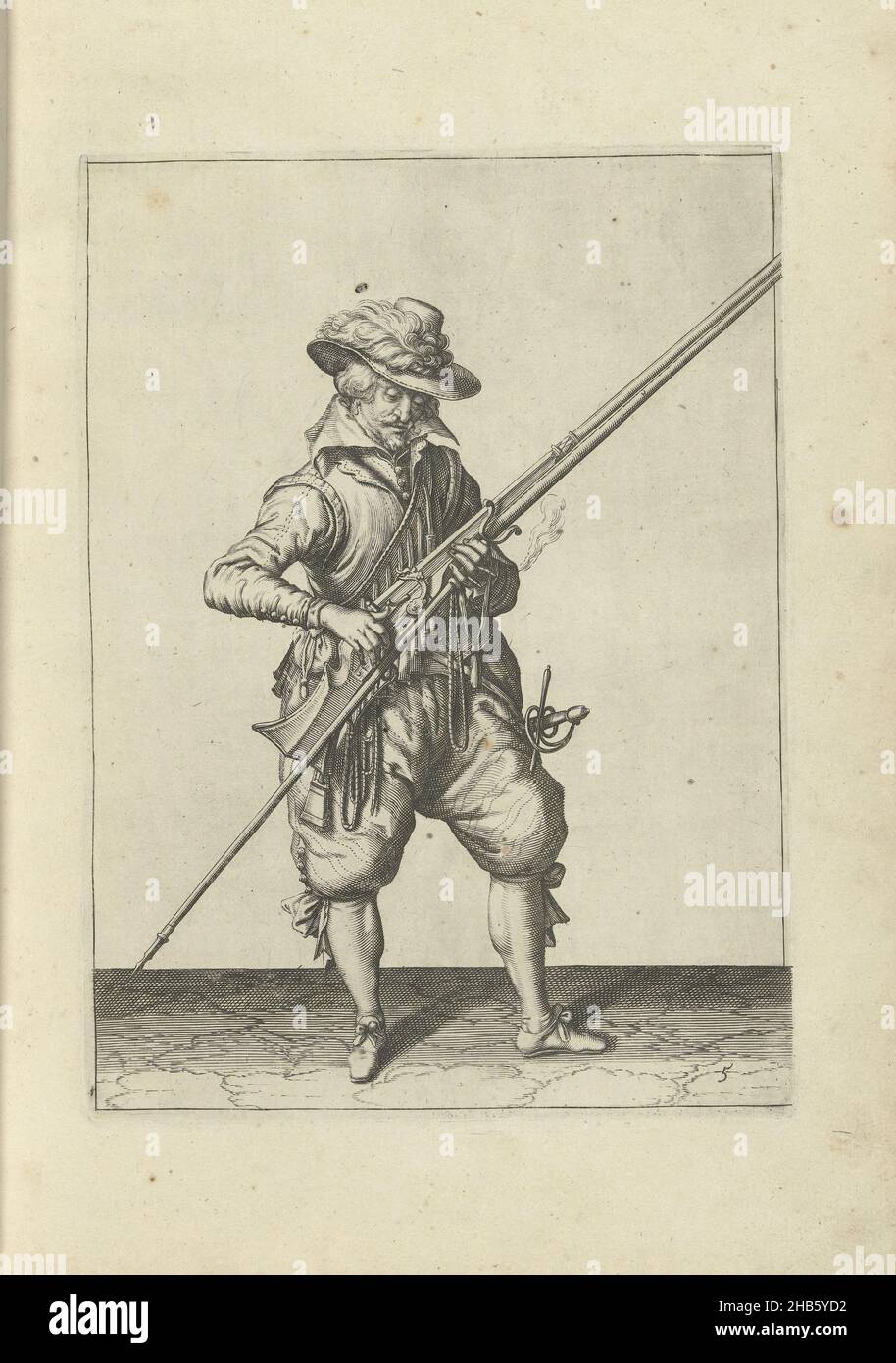 Soldato che tiene il suo muschio con la mano sinistra alla sua destra (n. 5), c.. 1600, un soldato, a tutta lunghezza, a destra, che tiene un moschetto (un certo tipo di arma da fuoco) con la mano sinistra alla sua destra (n. 5), c.. 1600. Nella sua mano sinistra, oltre al muschio, un fornello (forchetta) e uno stoppino che brucia. La sua mano destra in modo lasco per il grilletto del muschio. Targa 5 nelle istruzioni per la manipolazione del muschio: Breve enseignement, sur les pourtraitz figurez, touchant le droit maniement du Mousquet. Parte delle illustrazioni in un'edizione francese di J. de Gheyn's Wapenhandelinghe: J. de Gheyn, Maniement d'armes Foto Stock