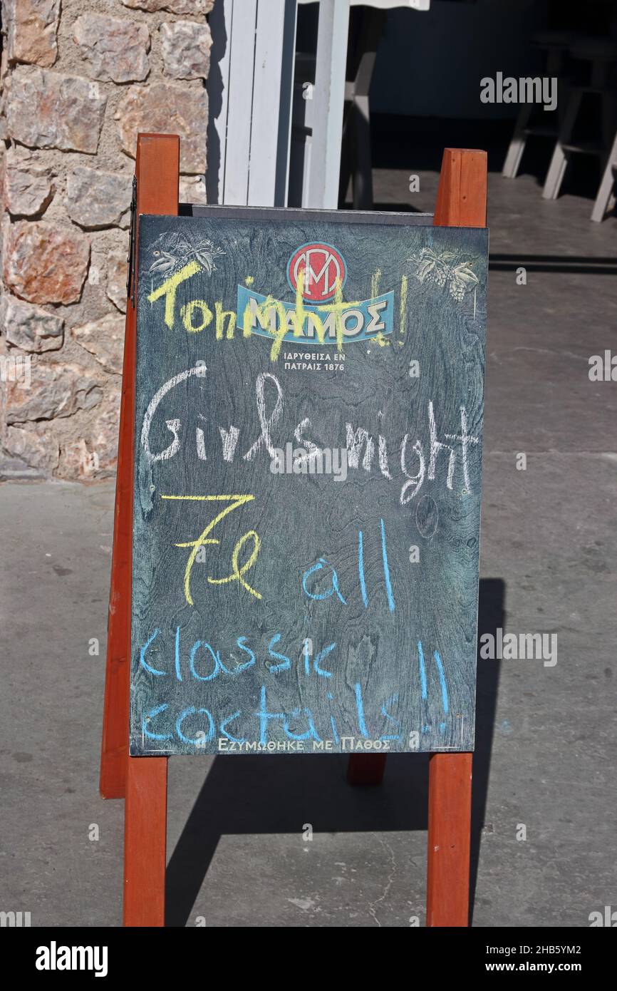 Cartello prezzi bevande fuori bar, Perissa, Santorini, Grecia Foto Stock