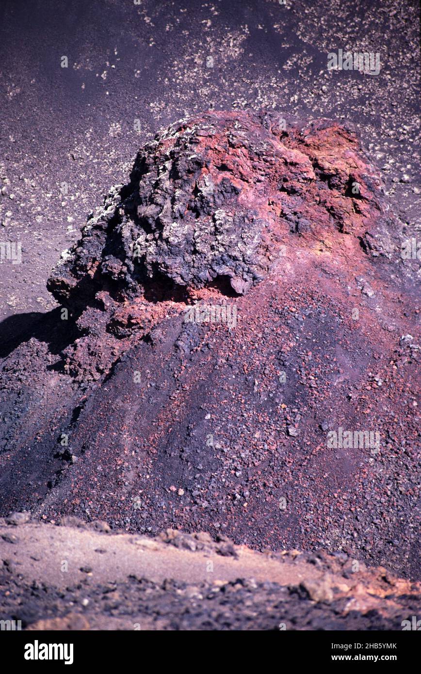 Roccia vulcanica intemperie, cenere conica secondaria, scorie, lava solidificata, Lanzarote, Isole Canarie, Spagna nel 1979 Foto Stock