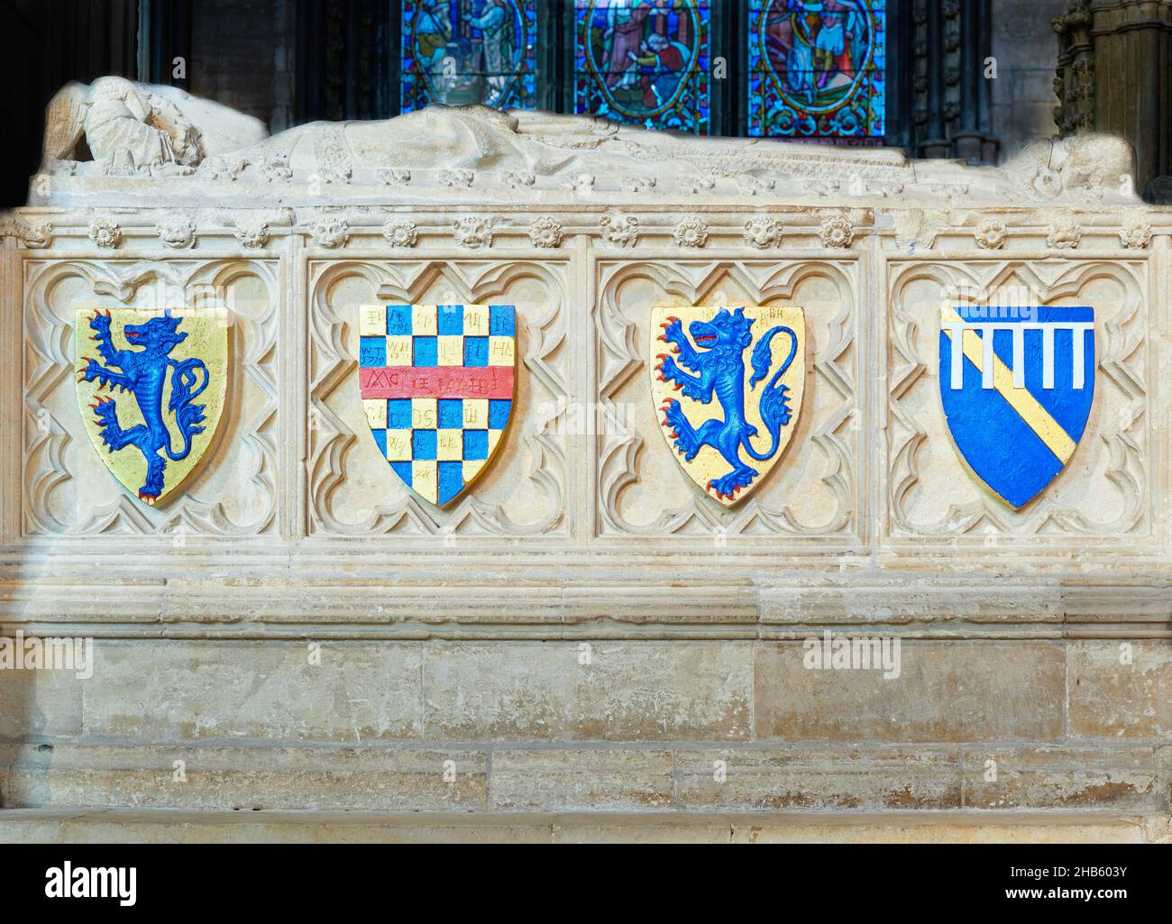 Stemmi sulla tomba di pietra e santuario di St Hugh all'estremità orientale della cattedrale di Lincoln, Inghilterra. Foto Stock