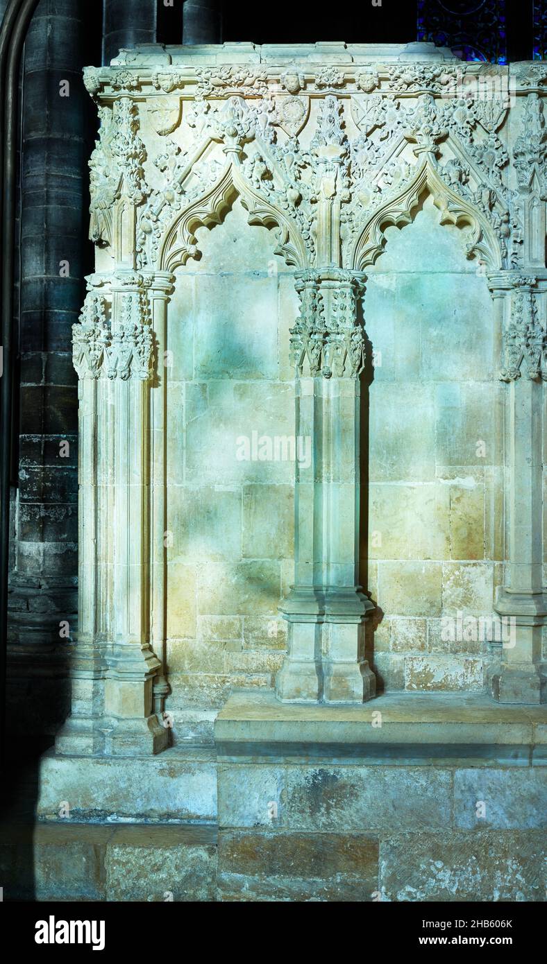 Tomba di pietra e santuario di St Hugh all'estremità orientale della cattedrale a Lincoln, Inghilterra. Foto Stock