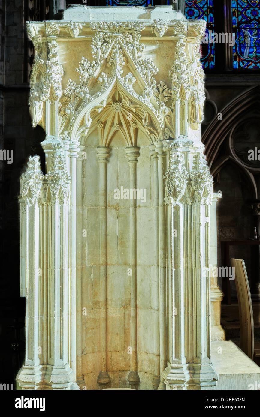 Tomba di pietra e santuario di St Hugh all'estremità orientale della cattedrale a Lincoln, Inghilterra. Foto Stock