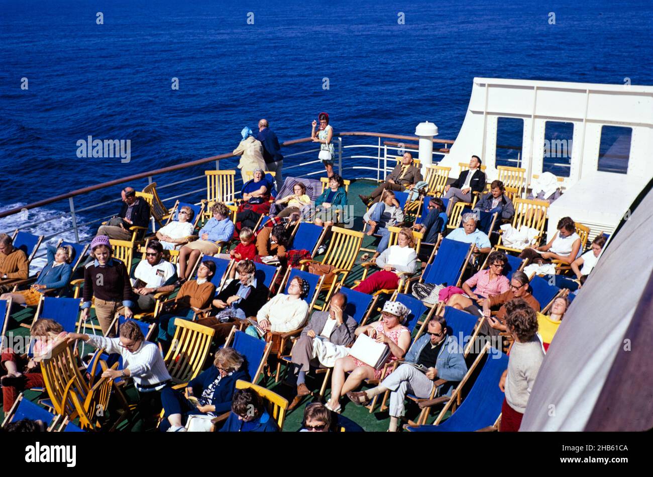 Passeggeri seduti in sedie a sdraio del ponte del traghetto godendo del sole, Svezia, 1970 Foto Stock