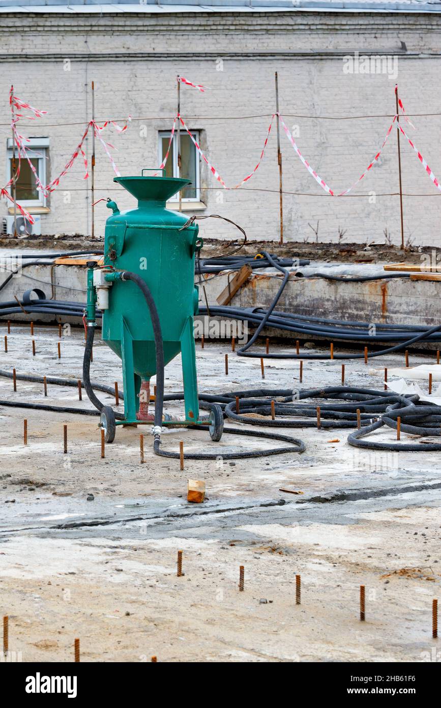 Sabbiatrice per edilizia sul cantiere per la lavorazione di strutture metalliche. Immagine verticale. Foto Stock