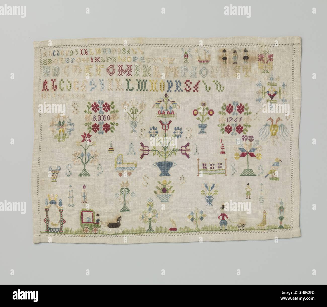 campionatore di seta multicolore su lino, campionatore di seta su lino. Il ricamo ha l'anno anno anno anno anno 1765, le iniziali GS, TB, KR, ai, SE, HG E SG. Il ricamo ha anche esercizi di lettere e numeri e varie soste, tra cui uccelli, una culla, un letto, un uomo con un cane e un mulino a vento., anonimo, Friesland (possibilmente), 1765, seta, lino (materiale), ricamo, altezza 31,5 cm x larghezza 42,0 cm Foto Stock