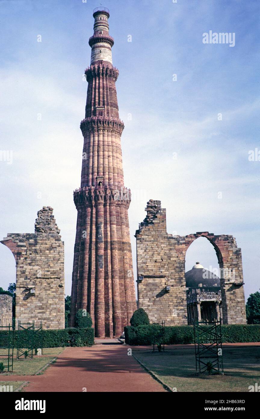 Qutb Minar, Qutub Minar, Qutab Minar, torre minareto islamico c 1200, Mehrauli, Nuova Delhi, India 1964 - Sito Patrimonio dell'Umanità dell'UNESCO del complesso della Moschea Mehrauli Quwwat ul-Islam Foto Stock