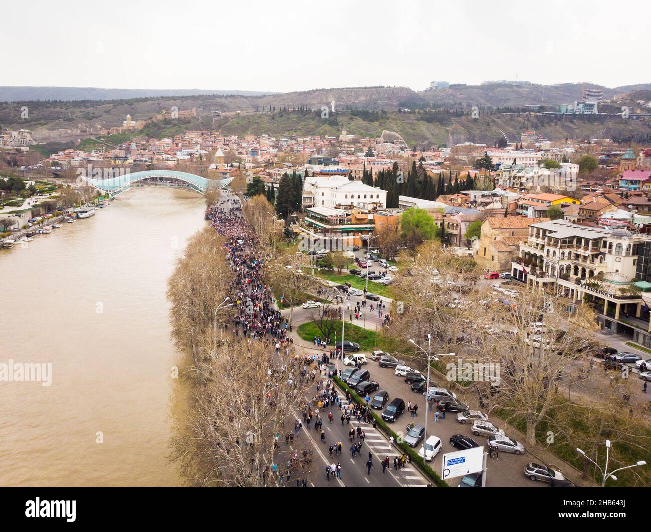 Tbilisi, Georgia - 9 aprile 2021: Manifestazione di protesta delle persone che camminano su strada con panorama cittadino Foto Stock