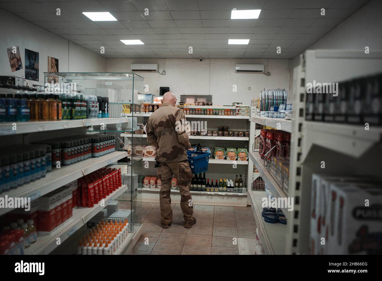 Gao, Mali. 16th Dic 2021. Le truppe francesi fanno un po' di shopping alla fine della giornata nella base militare di Gao, a nord del Mali il 16 dicembre 2021. Dal lancio della missione Maliana nel 2013, la Francia ha dispiegato circa 5.100 truppe nella vasta regione del Sahel, che include il Mali, contribuendo a sostenere i governi locali e le loro forze mal attrezzate a combattere una rivolta islamista in continua crescita che ha lasciato migliaia di morti. Photo by Eliot Blondt/ABACAPRESS.COM Credit: Abaca Press/Alamy Live News Foto Stock