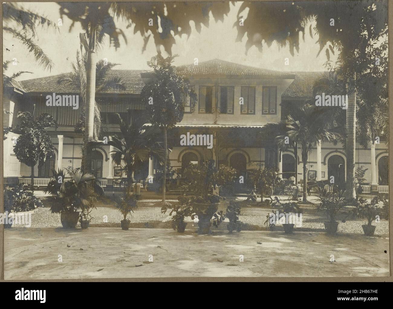 Medan Hotel, Vista dell'hotel Medan a Medan. Foto nell'album fotografico della ditta olandese Bennink e Riphagen a Medan negli anni ca. 1914-1919., anonimo, Medan, 1914 - 1919, supporto fotografico, stampa in argento gelatina, altezza 145 mm x larghezza 202 mm Foto Stock