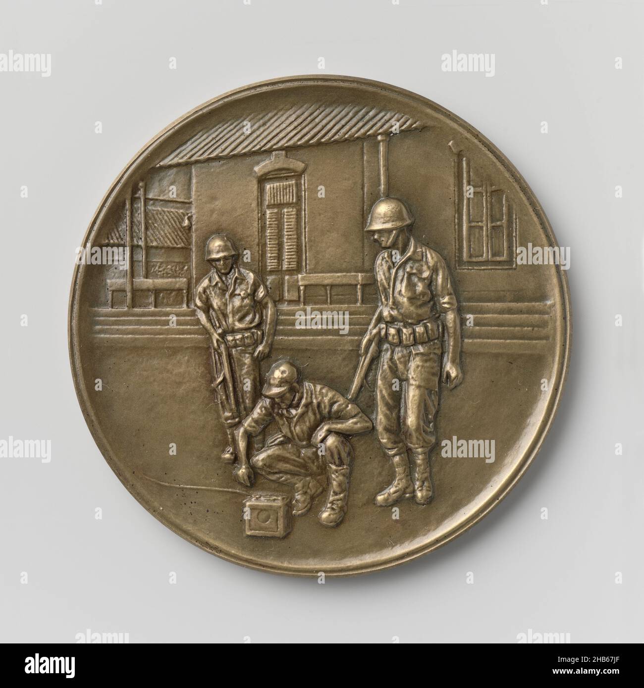 Liberazione della fabbrica di zucchero di Djatiroto 22 luglio 1947, medaglia di bronzo in scatola blu. Fronte: Tre marines, quello anteriore accovacciato vicino ad una batteria. Le altre due figure si alzano, fucile al pronto, accanto alla prima. Sullo sfondo la costruzione amministrativa della fabbrica di zucchero. Questa immagine è tratta da un dipinto che raffigura il momento in cui un gruppo di marines è arrivato appena in tempo per impedire che la fabbrica venga soffiata dai combattenti indonesiani. Reverse: Iscrizione comprendente l'insegna del corpo Marino, Jaap Gutterswijk, J.pH. Van Zegveld, Zoetermeer, 1950 e/o 1990 FGFGZ materiale QQZRWQ Foto Stock