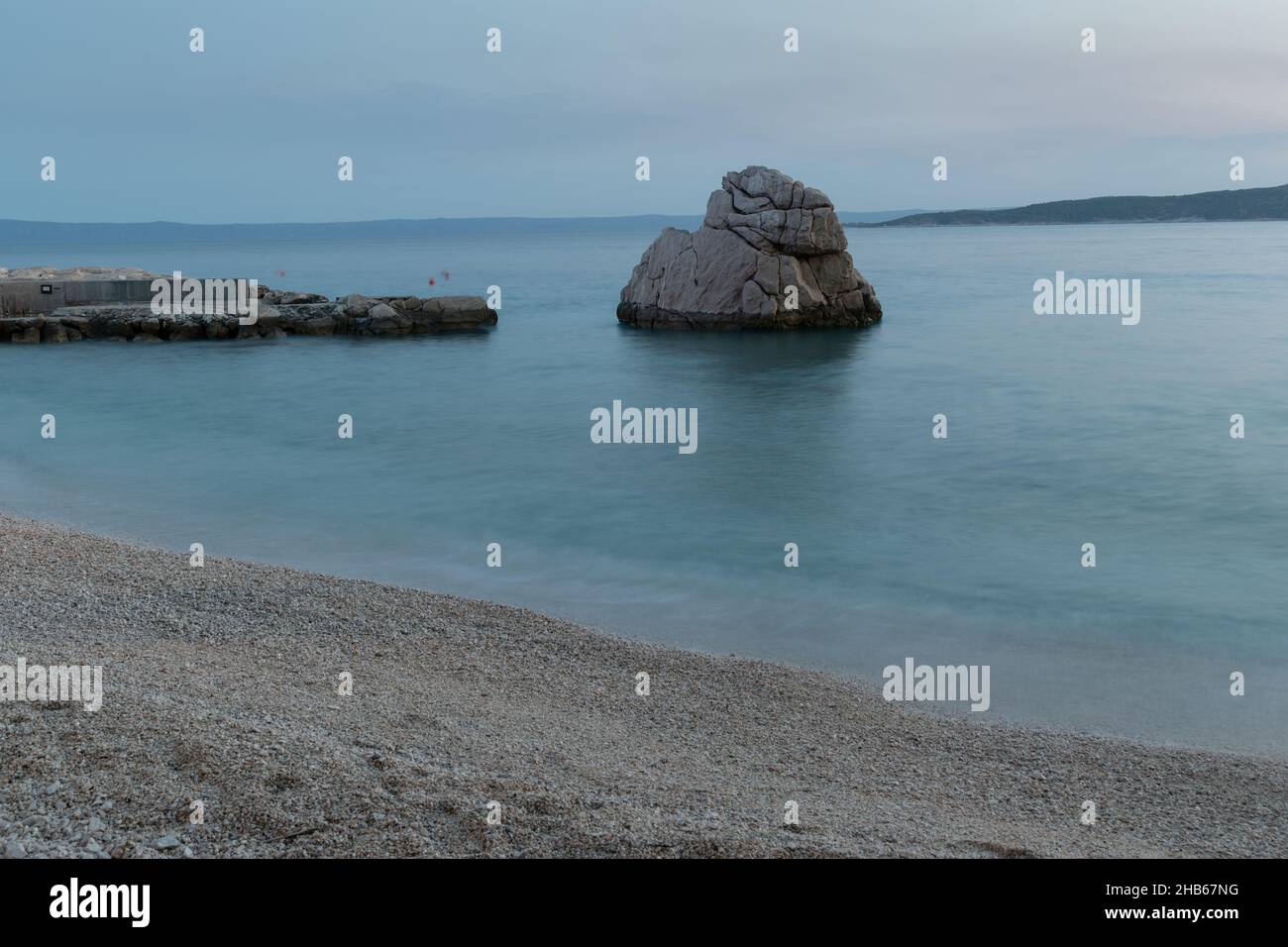 Bella stagcape, roccia nel mare Adriatico vicino Baska Voda in Croazia al crepuscolo estivo. Ikovac spiaggia Foto Stock