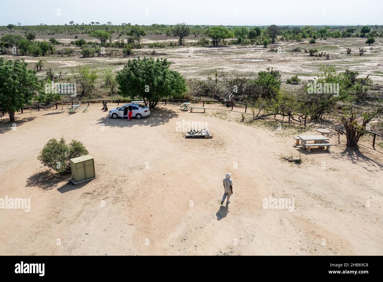Uomo a una sosta di riposo lungo le strade sterrate nel Parco Nazionale Kruger, Sudafrica Foto Stock