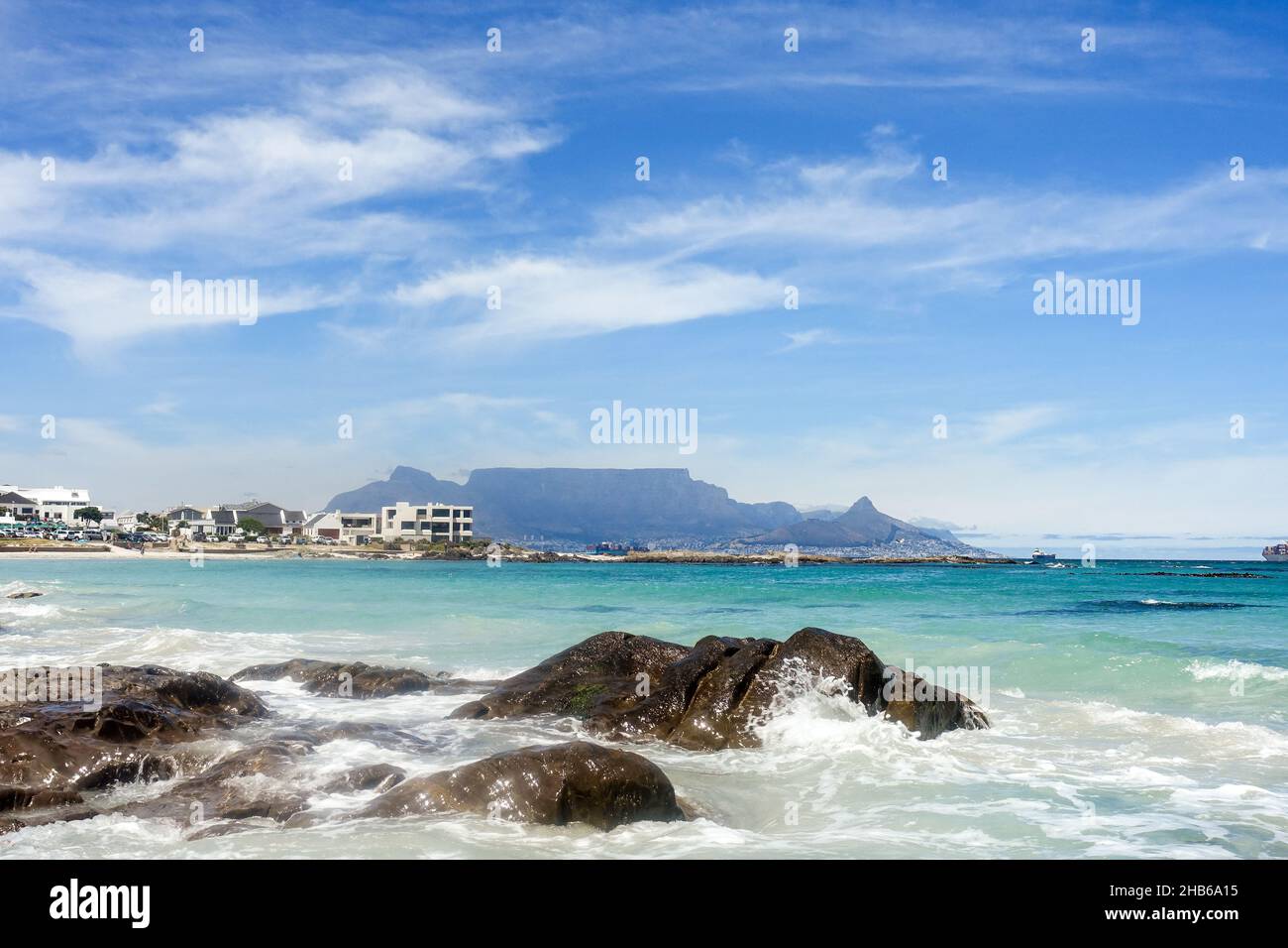 Vista di Table Mountain da Big Bay, Sudafrica Foto Stock