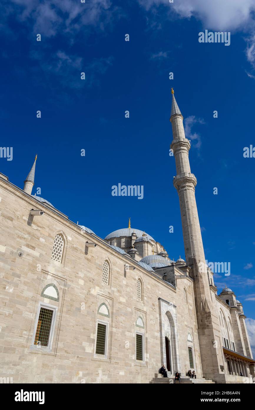 Vista della Moschea Fatih in una giornata di sole a Istanbul. Il suo nome deriva dal sultano ottomano Mehmed il Conquistatore, noto in turco come Fatih Sultan Mehmed. Foto Stock