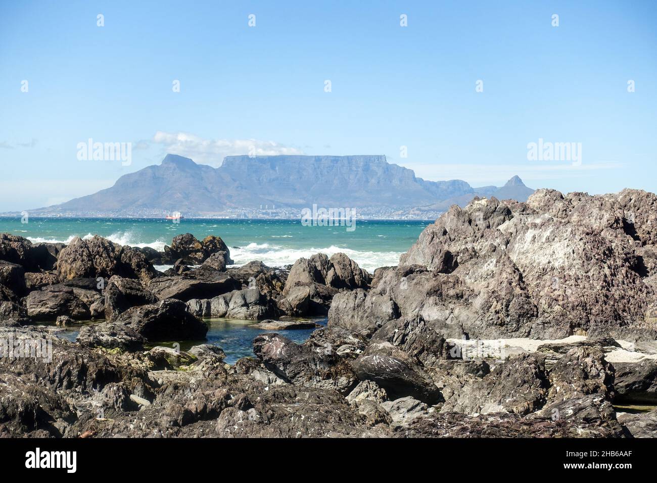 Vista di Table Mountain da Big Bay, Sudafrica Foto Stock