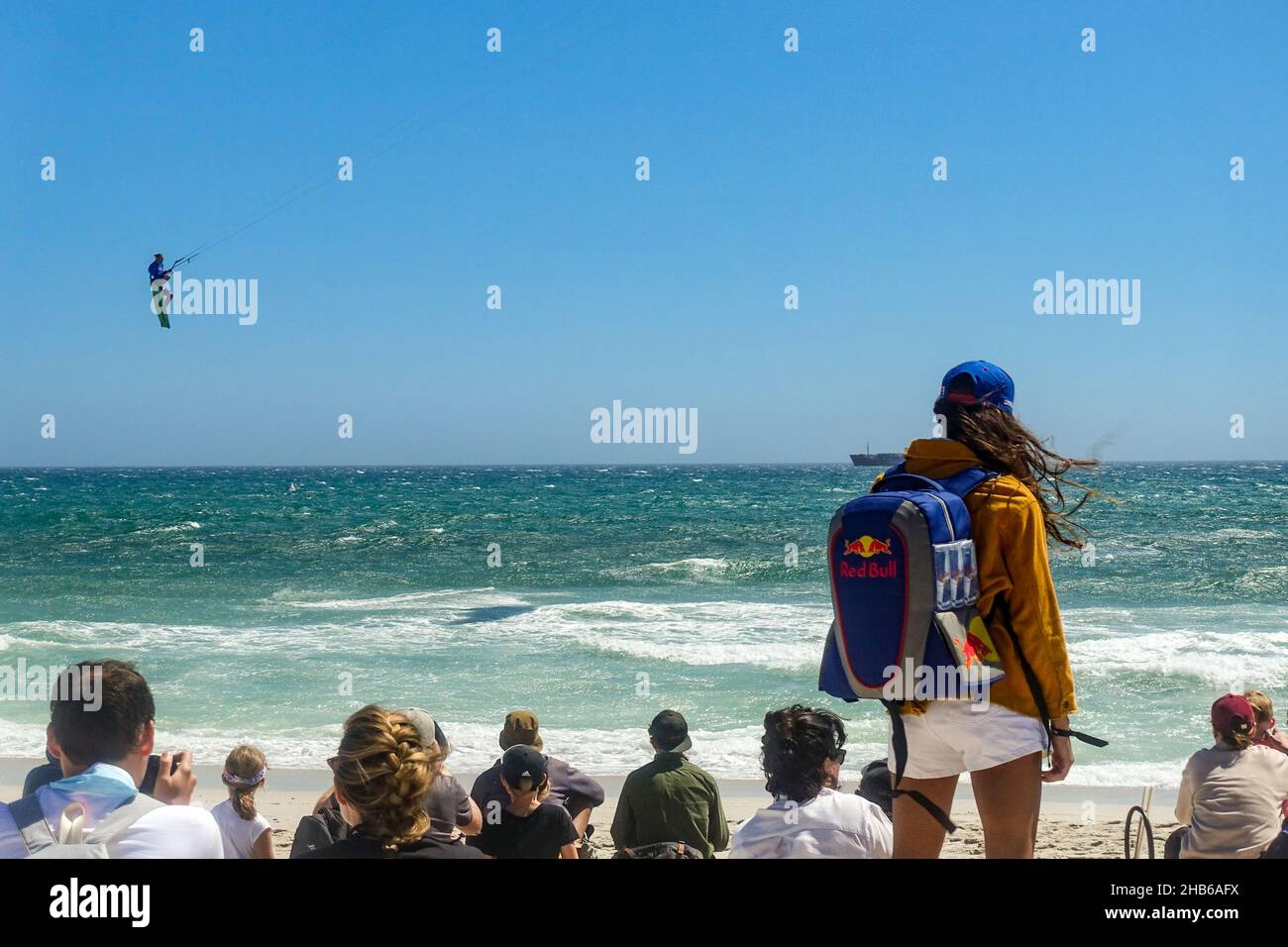 Red Bull marketing personale che indossa uno zaino Red bull, kitesurfers in competizione al Red Bull King of the Air 2021 a Blouberg, Città del Capo, Sudafrica Foto Stock