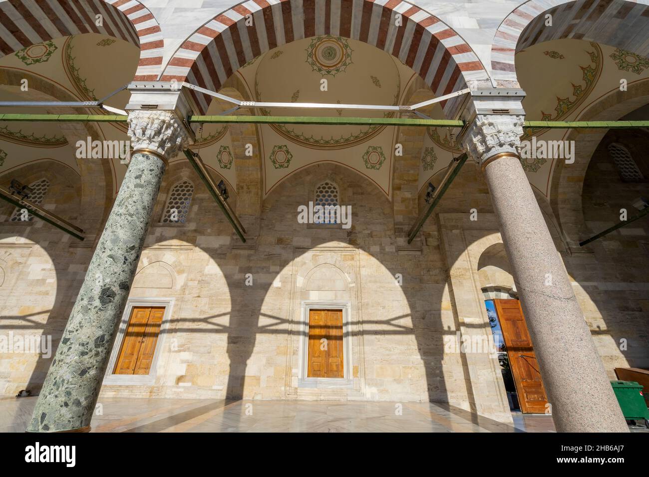 Vista dettagliata della Moschea Fatih (Moschea del Conquistatore) a Istanbul. La moschea Fatih è una moschea ottomana situata nel distretto di Fatih, in Turchia. Foto Stock