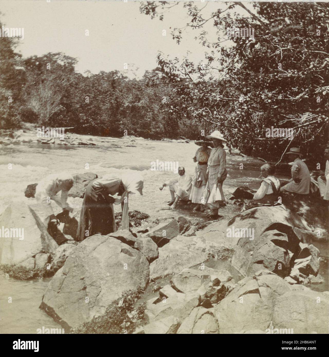 Poot bagnarsi dal fiume, Un gruppo di uomini e donne, tra cui Andries Boom, pagaiare nel fiume, settembre 1911. Parte dell'album fotografico della famiglia Boom-Gongrijp a Suriname e Curao., Andries Augustus Boom, anonimo, Suriname, 1911, supporto fotografico, altezza 81 mm x larghezza 80 mm Foto Stock