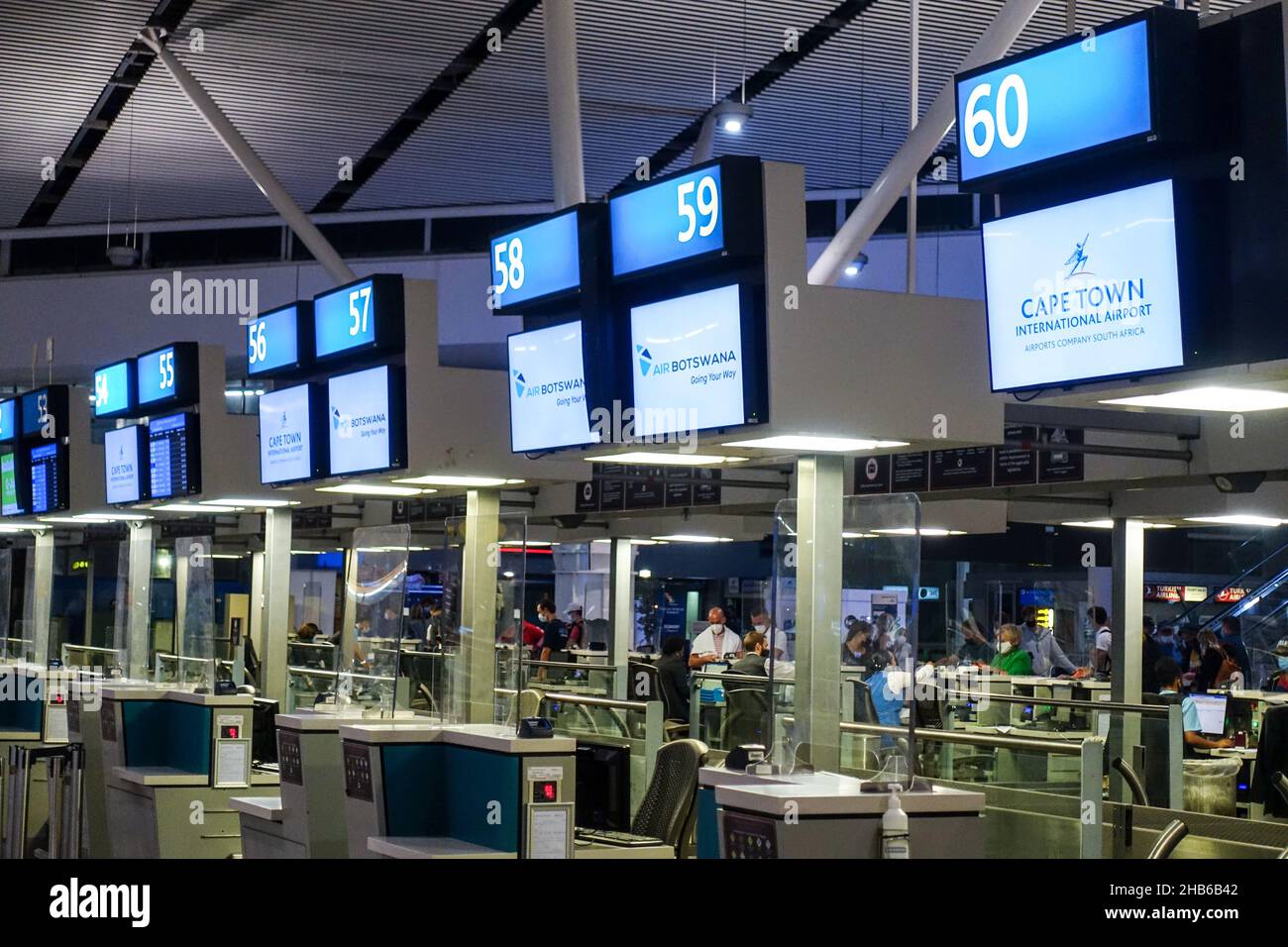Aeroporto Internazionale di Città del Capo, Sudafrica. 8th dicembre 2021. I passeggeri tornano in Europa con l'attenzione alla nuova variante COVID Omicron. Foto Stock