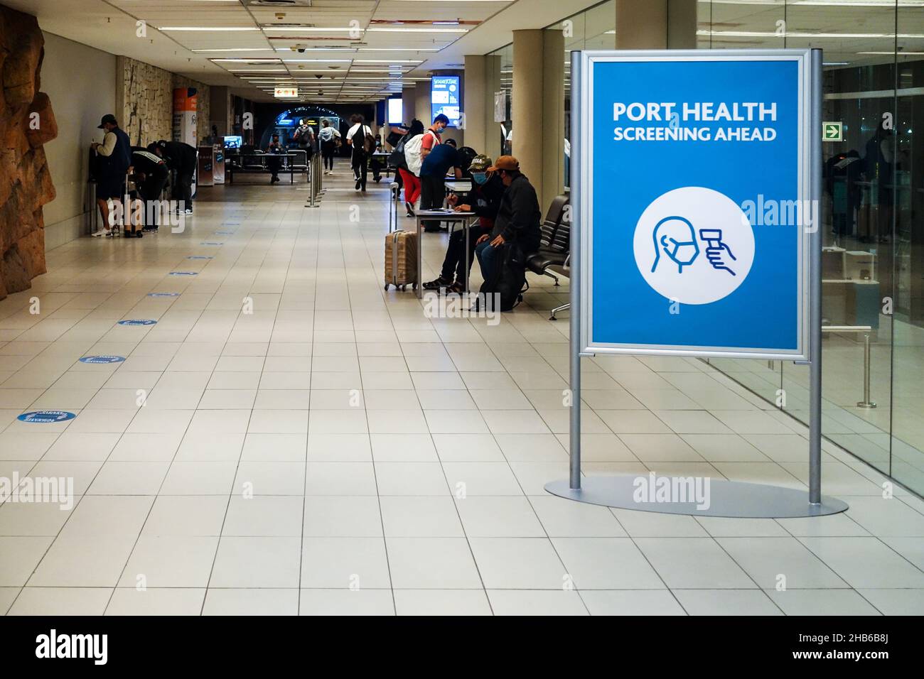 Aeroporto Internazionale di Città del Capo, Sudafrica. 8th dicembre 2021. I passeggeri tornano in Europa con l'attenzione alla nuova variante COVID Omicron. Foto Stock