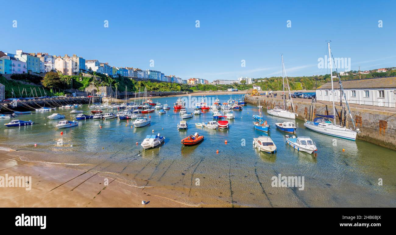 Le barche ormeggiate a Harbour Beach con la bassa marea a Tenby, una città di mare murata a Pembrokeshire, costa sud del Galles sul lato occidentale della baia di Carmarthen Foto Stock