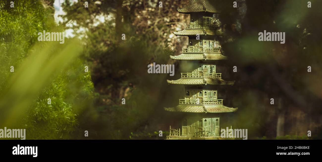 Foto ipnotizzante di una torre cinese in una foresta durante il giorno Foto Stock