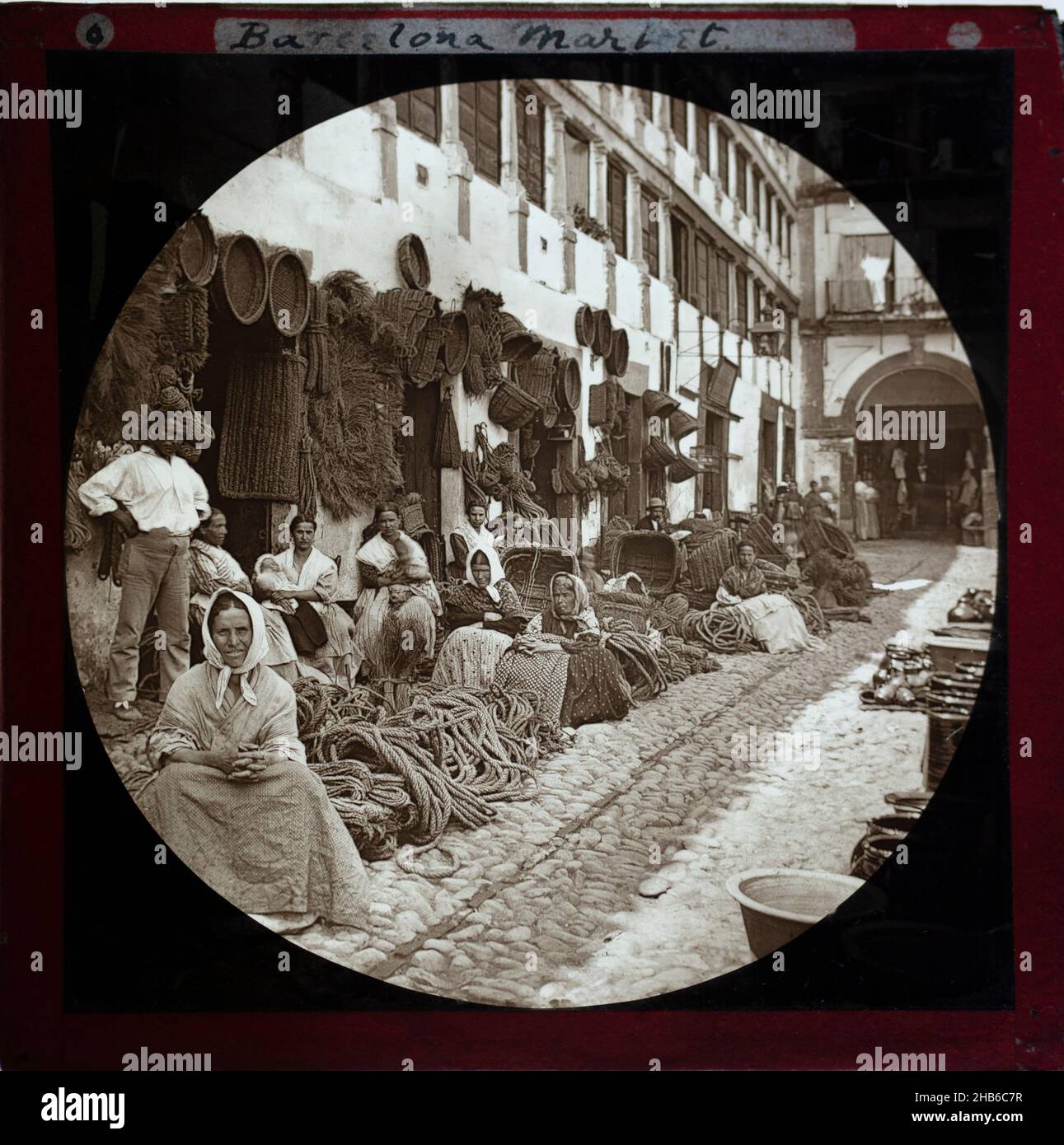'Espartería en Almería' 1890 fotografi Hermenegildo Otero e Miguel Aguirre, slide circolare di lanterna magica mal-sottotitolati come Barcellona, Spagna. Donne cestini tessitori e costruttori di corde seduti sul mercato. Pensata per essere Cordoba. Foto Stock