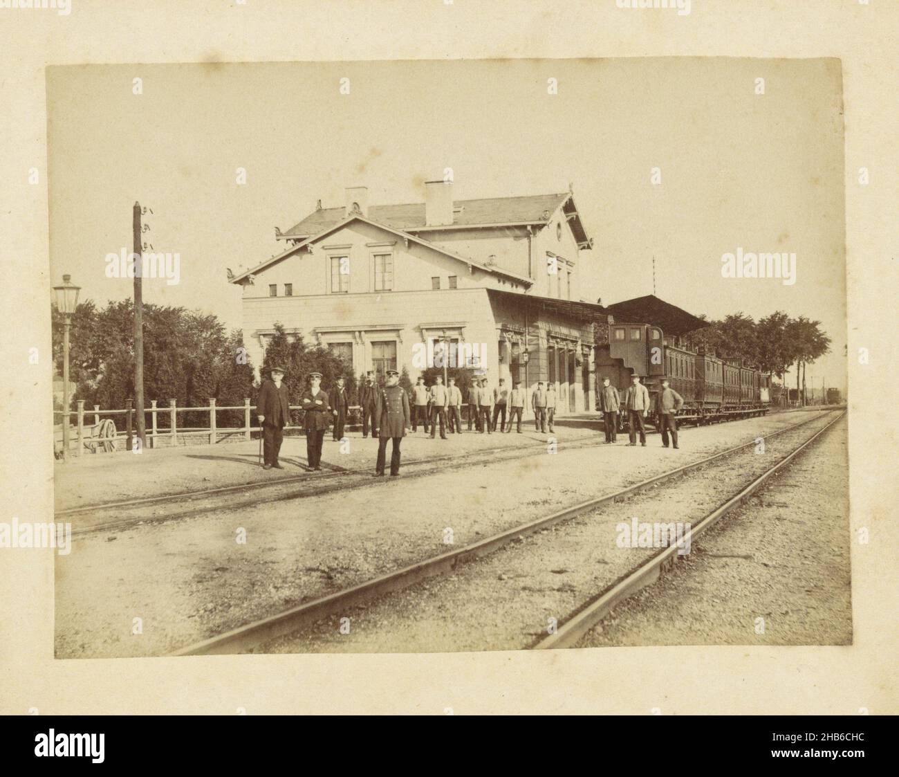 Stazione ferroviaria (Germania ?), anonima, c.. 1870 - c. 1890, carta, stampa albume, altezza 91 mm x larghezza 123 mm Foto Stock