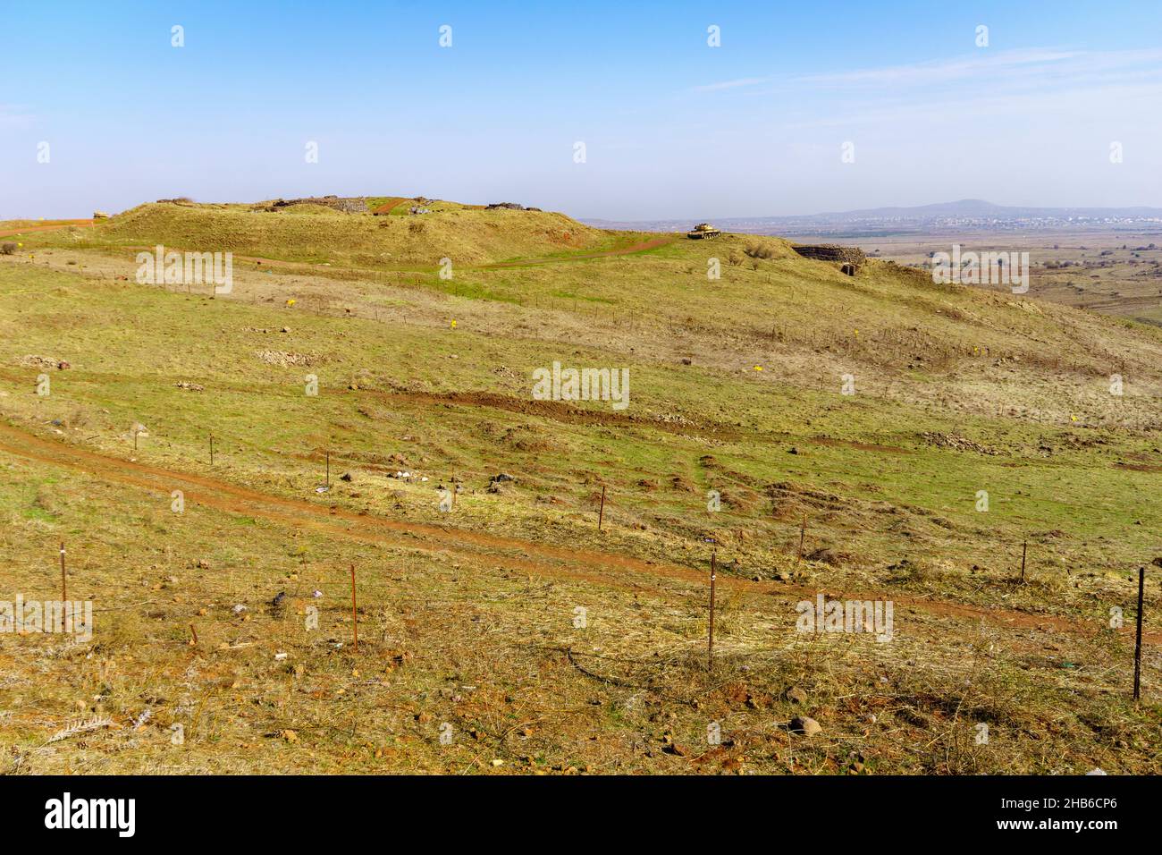 Vista di vecchi carri armati nel sito del patrimonio di battaglia di Oz 77 (guerra del 1973) e il paesaggio della Valle delle lacrime (Emek HaBacha). Le alture del Golan, Israele settentrionale Foto Stock