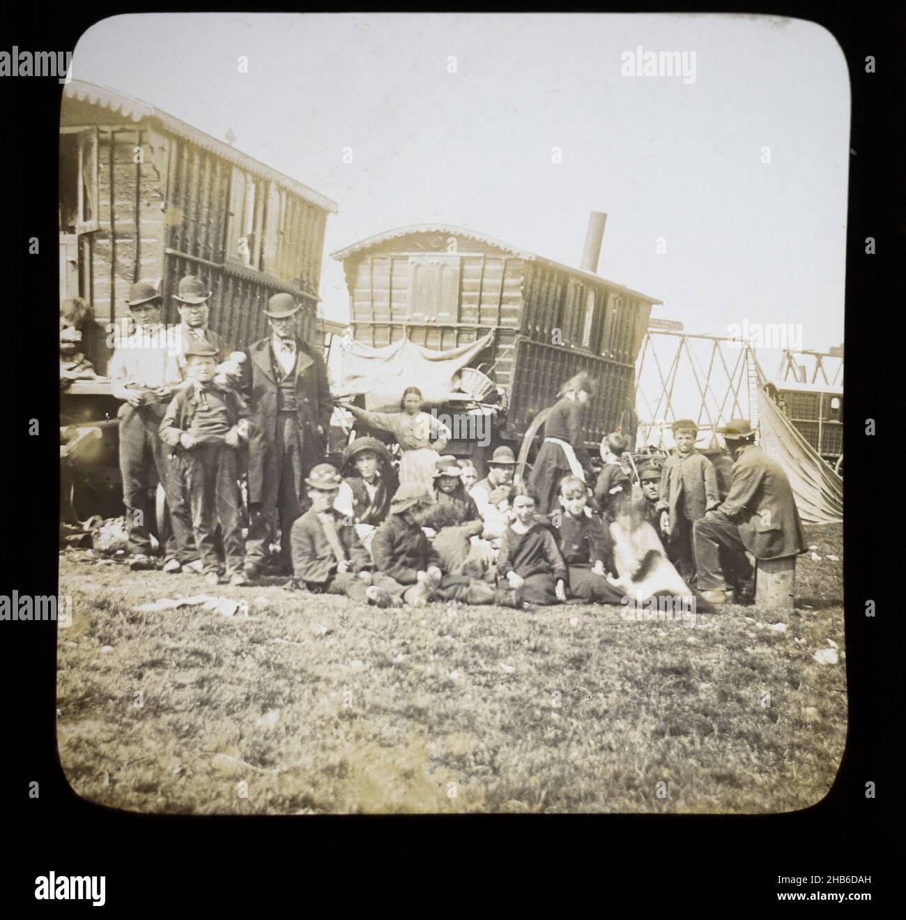 Magic lanterna slide ritratto di carovane e famiglia gitana itineranti, Regno Unito circa 1900 Foto Stock