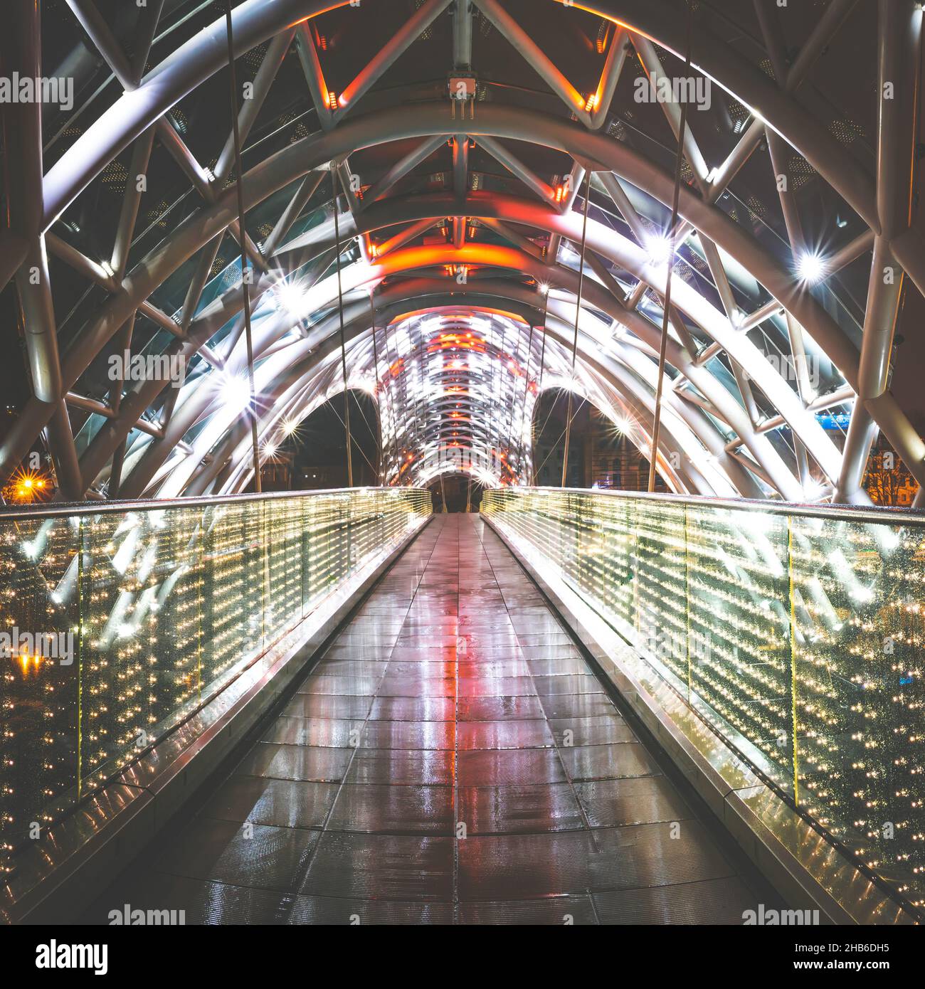 Immagine quadrata del percorso a piedi del Ponte della Pace e dettagli architettonici durante la notte senza persone. Attrazioni turistiche a tbilisi.G Foto Stock