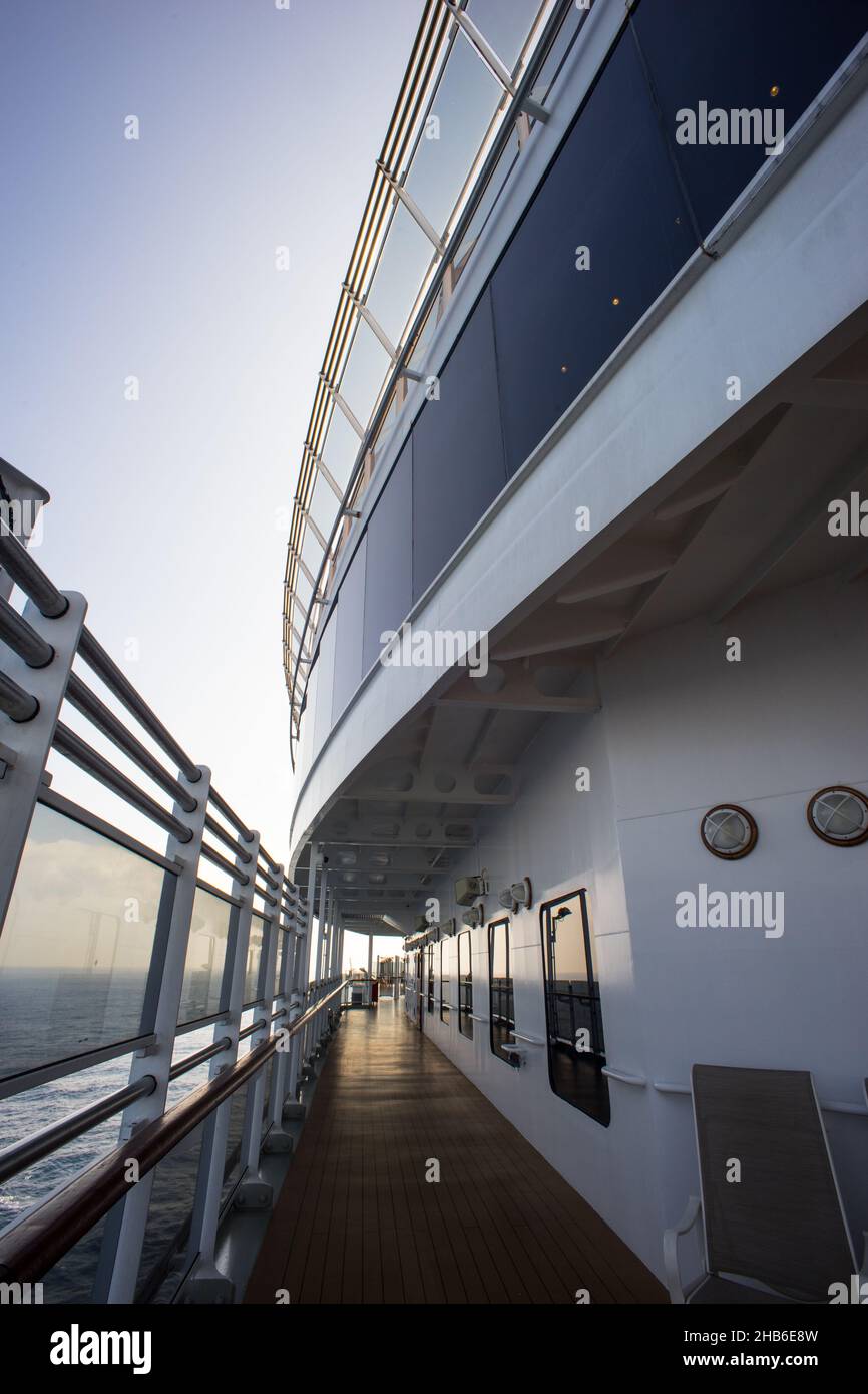 Vista del Cunard, nave da crociera Queen Elizabeth, presa sul ponte che mostra schermi di vetro, guardrail e la curvatura della struttura delle navi Foto Stock