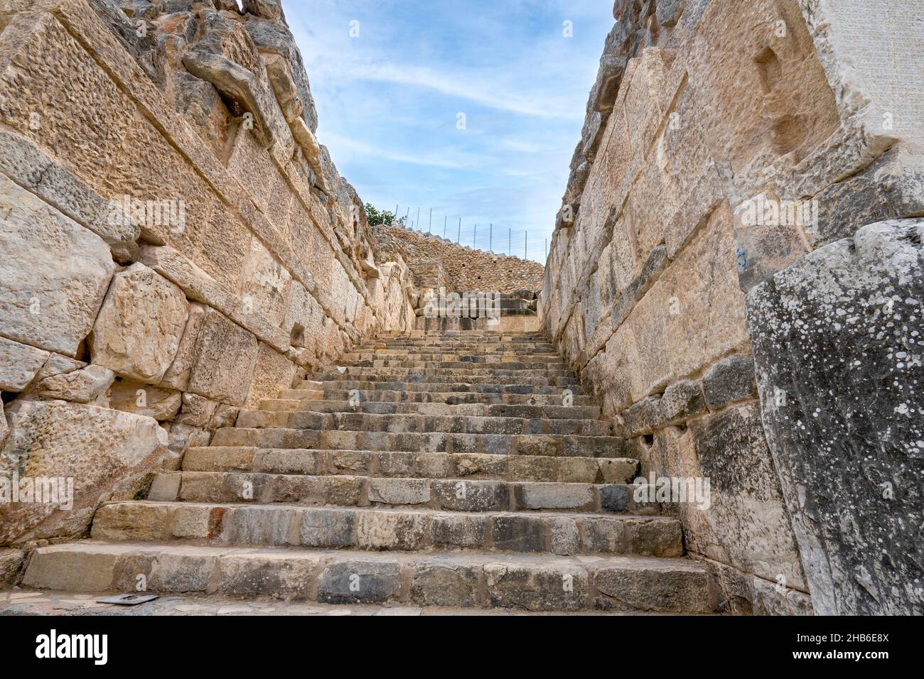 Antiche scale in pietra nelle rovine della città vecchia di Efeso. Efeso era una città nel sud-ovest dell'odierna Selcuk nella provincia di Izmir, in Turchia. Foto Stock