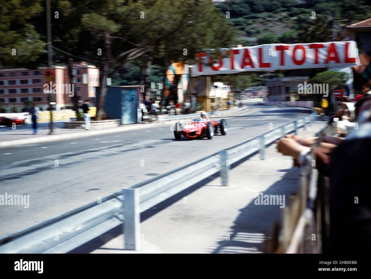 Formula uno corse automobilistiche Monaco Grand Prix gara 1961, Ferrari 156 F1 sharknose passando pozzi di movimento pensato per essere von Trips Foto Stock