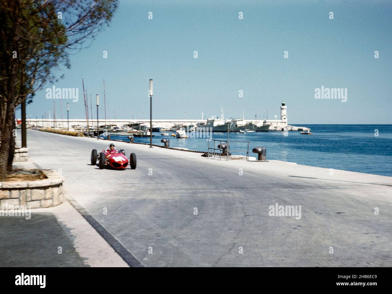 Gara di Formula uno del Gran Premio di Monaco 1961, Richie Ganther in Ferrari 156 F1 sharknose car in avvicinamento al chiosco tabacchistico Foto Stock