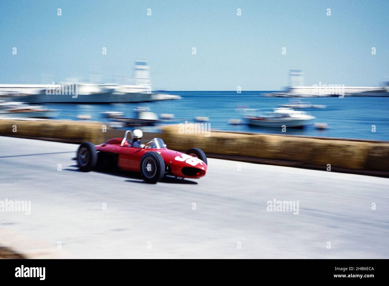 Formula uno gara di Formula uno Gran Premio di Monaco 1961 Phil Collina in Ferrari 156 F1 sharknose auto in avvicinamento tabaccheria chiosco Foto Stock