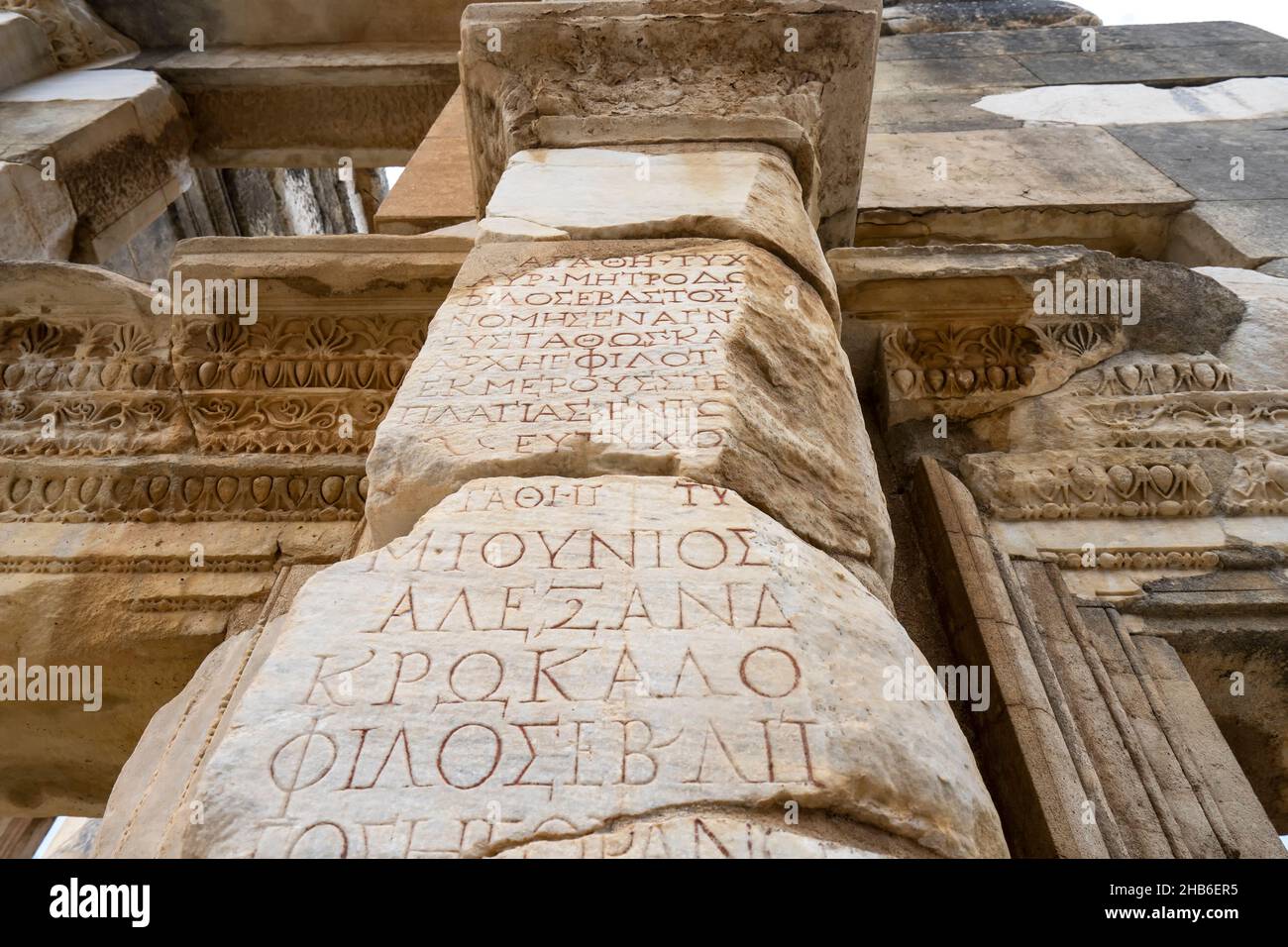 Antiche iscrizioni greche sulle mura della Biblioteca Celso nella città antica di Efeso. Foto Stock