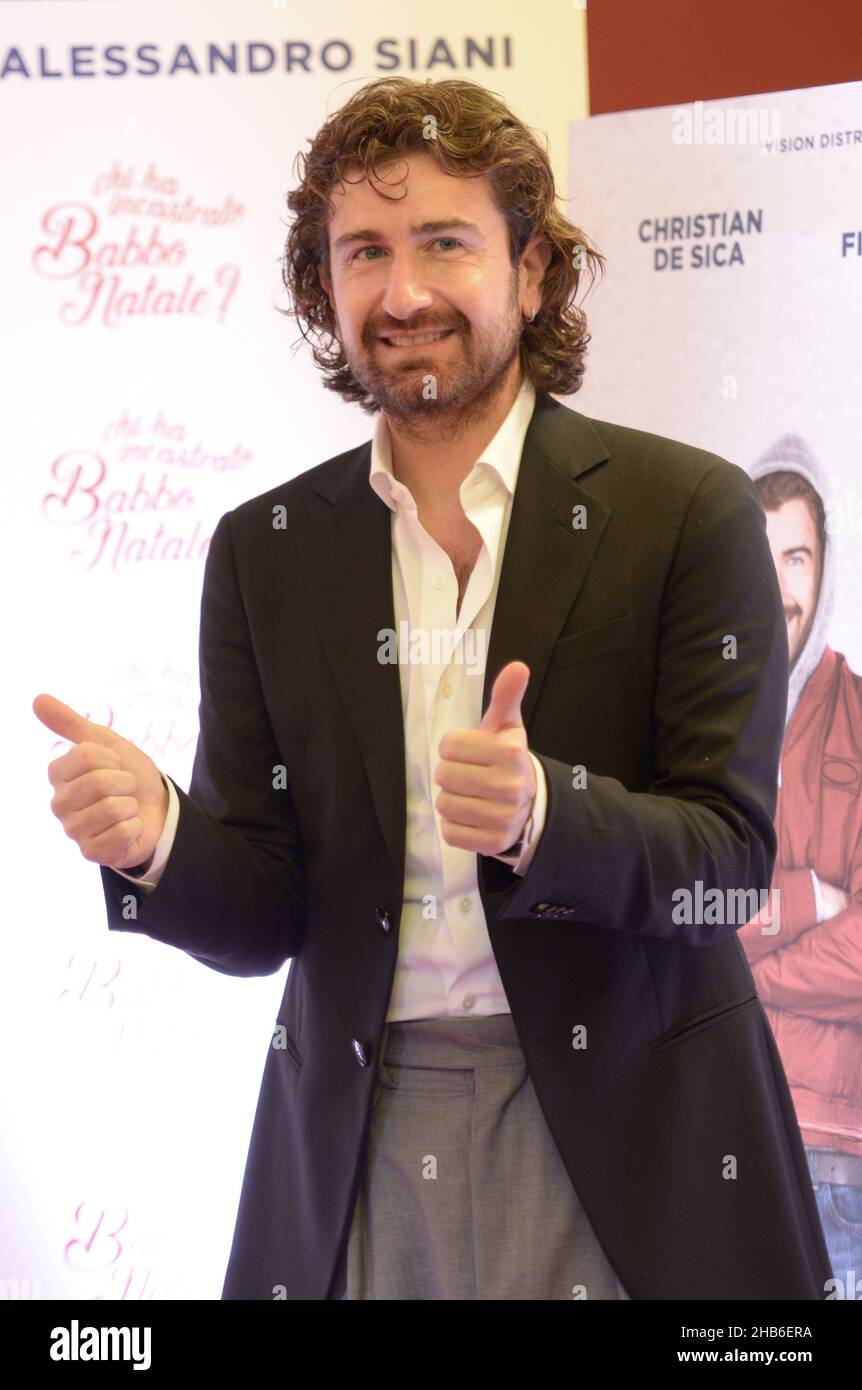 Alessandro Siani posa durante una sessione fotografica per il film di Natale 'Chi ha incastrato Babbo Natale?' A Napoli Foto Stock