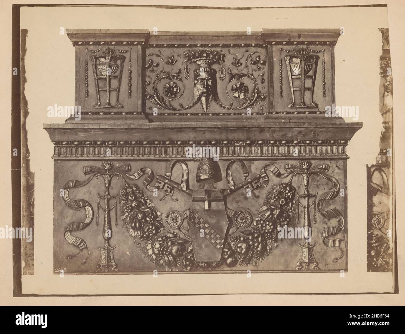 Rilievo con lo stemma della Città del Vaticano, una ghirlanda e una testa di maschera, Enrico Verzaschi (citato in oggetto), Italia, c.. 1875 - c. 1900, cartone, stampa albume, altezza 212 mm x larghezza 279 mm Foto Stock