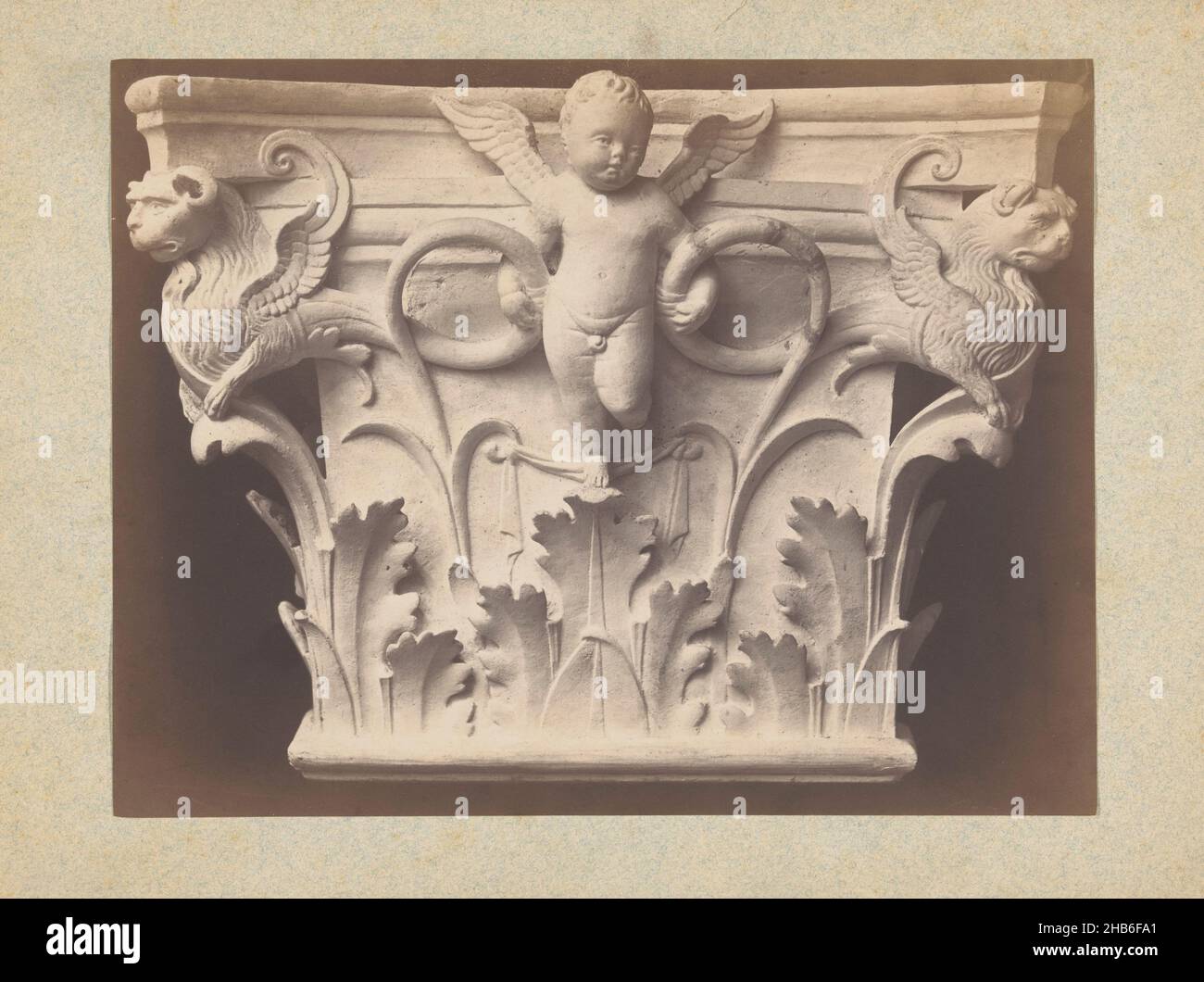 Cappella con un putto e leoni alati, anonimi, in o dopo 1875 - c.. 1900, cartone, stampa albume, altezza 241 mm x larghezza 192 mm Foto Stock
