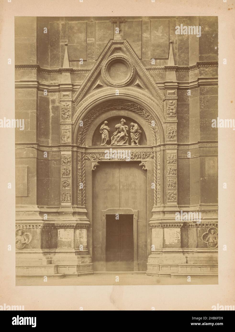 Porta destra della Basilica di San Petronio a Bologna, Bologna. (Titolo su oggetto), anonimo, Bologna, c.. 1875 - c. 1900, cartone, stampa albume, altezza 257 mm x larghezza 193 mm Foto Stock