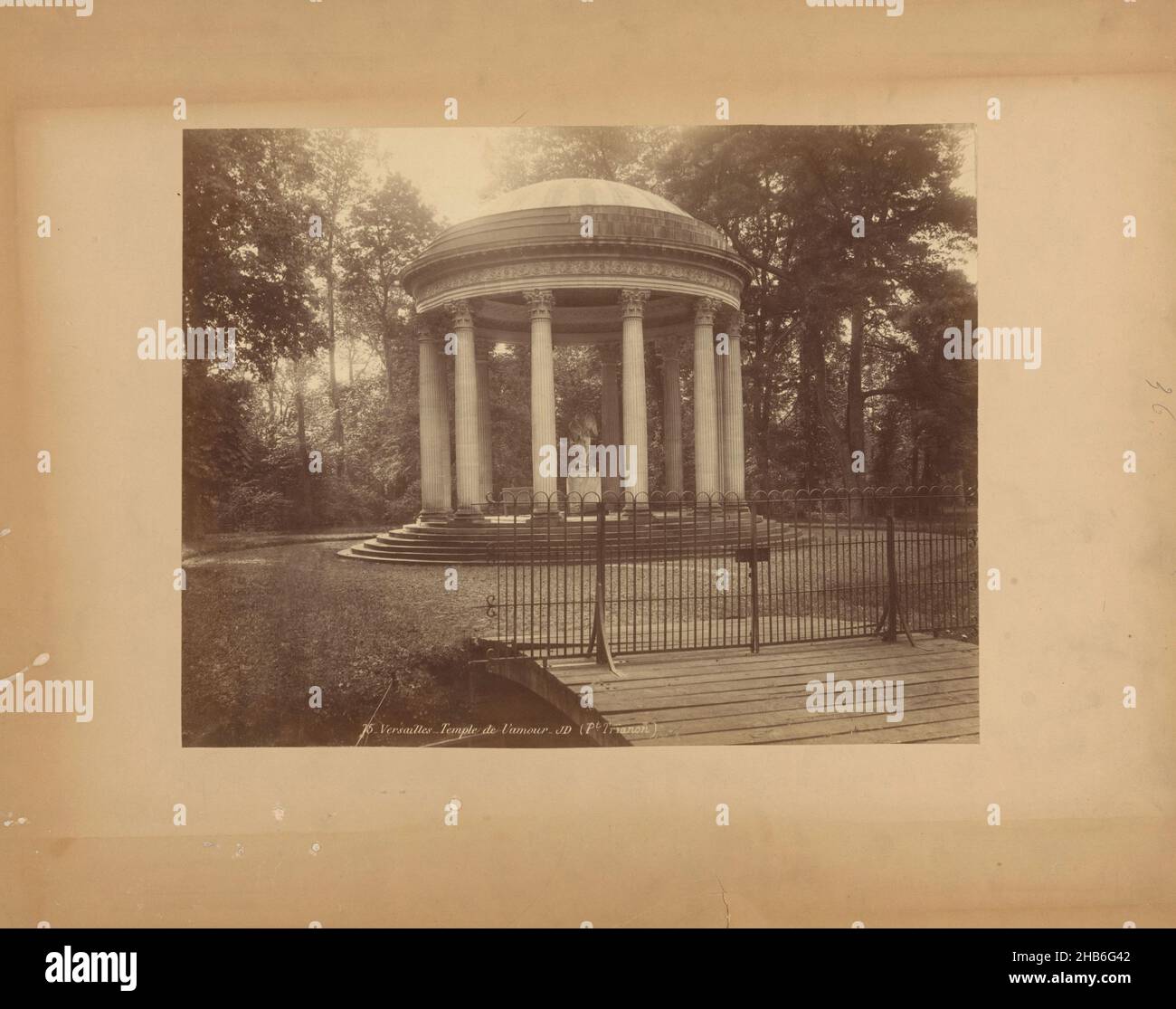 Temple de l'Amour a Versailles, Versailles - Temple de l'amour - JD (Pt Trainon) (titolo sull'oggetto), anonimo, Versailles, c.. 1875 - c. 1900, cartone, stampa albume, altezza 219 mm x larghezza 285 mm Foto Stock