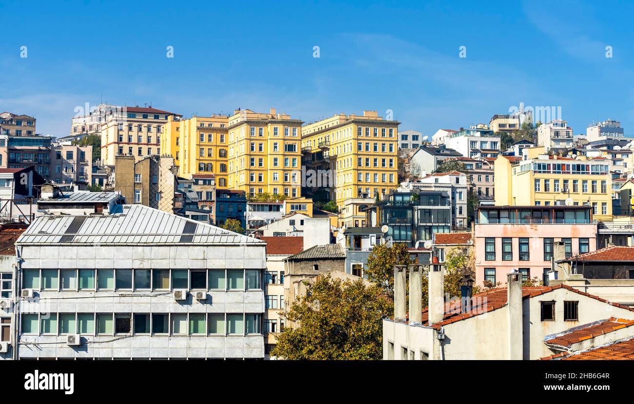 Vista degli edifici nel quartiere Beyoglu di Istanbul. Beyoglu è una destinazione turistica per l'arte, la cultura e il turismo a Istanbul, Turchia. Foto Stock