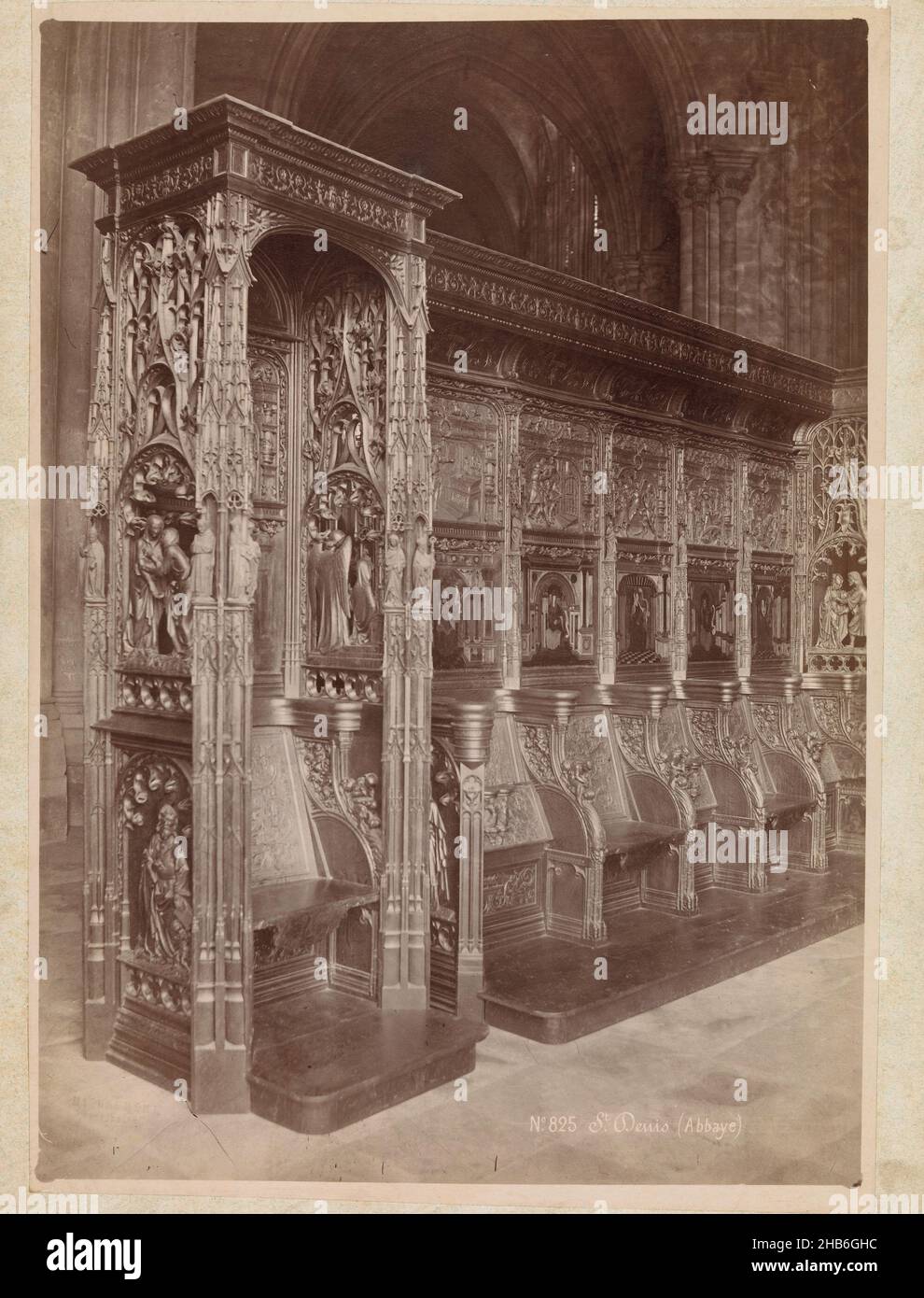 Panchina del coro nell'Abbazia di Saint-Denis a Parigi, St. Denis (Abbaye) (titolo sull'oggetto), Séraphin-Médéric Mieusement (menzionato sull'oggetto), Saint-Denis, c. 1875 - c. 1900, cartone, stampa albume, altezza 372 mm x larghezza 265 mm Foto Stock