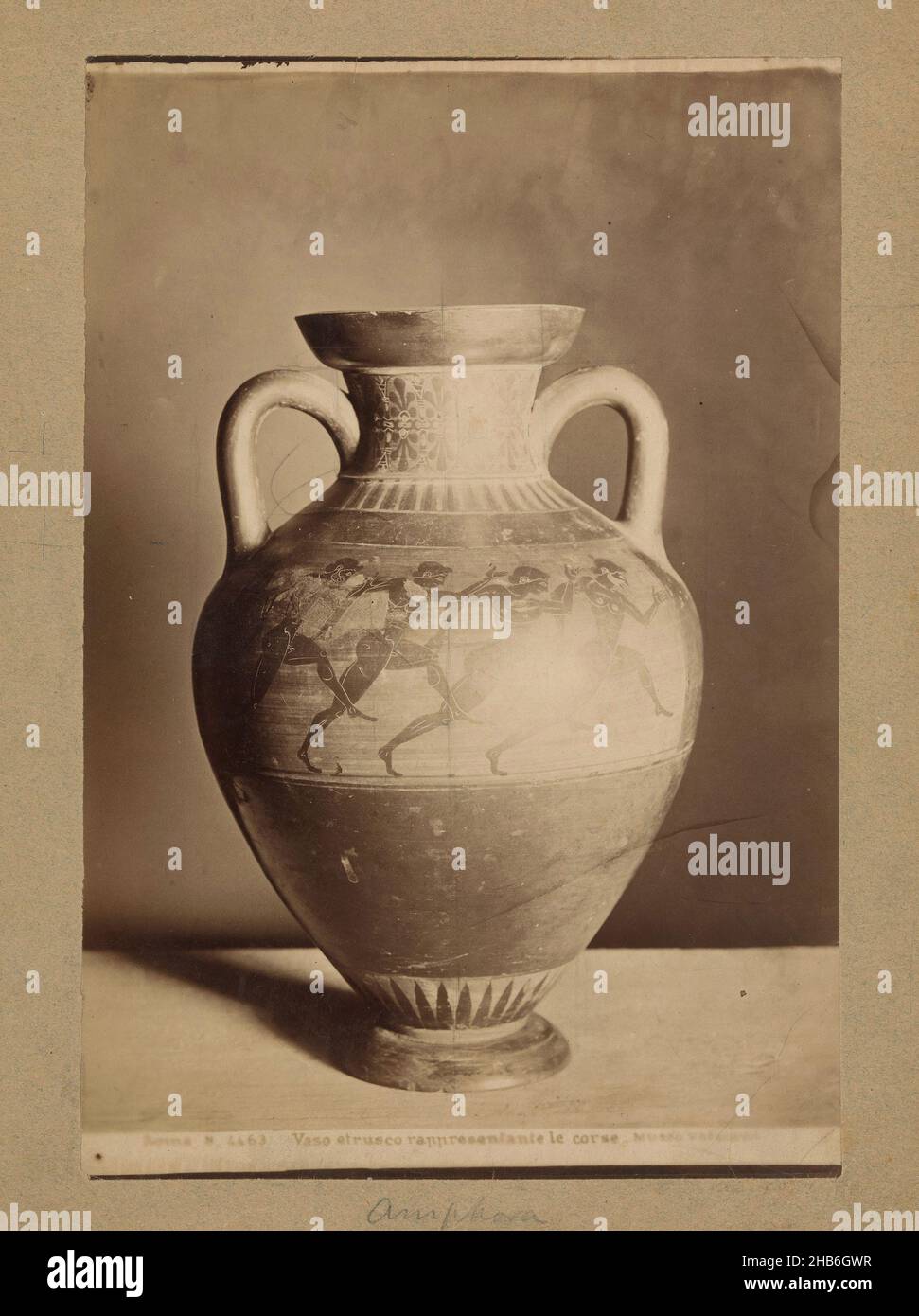 Vaso etrusco decorato con uomini running, vaso etrusco rappresentante le corse, anonimo, Europa, c. 1875 - c. 1900, cartone, stampa albume, altezza 270 mm x larghezza 182 mm Foto Stock