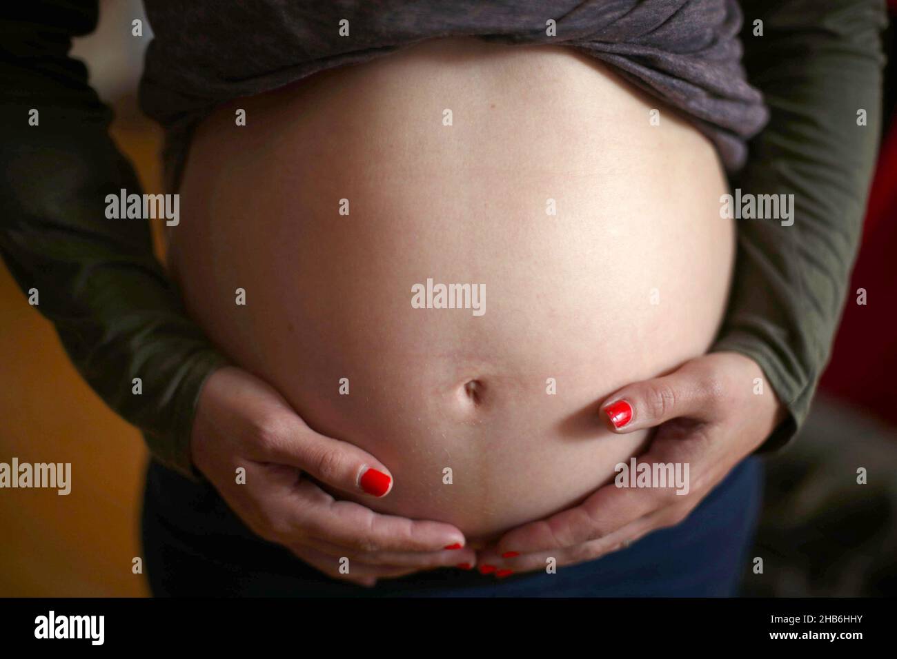 Foto di archivio datata 16/09/21 di una donna incinta. Il governo gallese ha dichiarato che ora sta dando priorità alle donne incinte per il jab di richiamo dopo che il comitato congiunto per la vaccinazione e l'immunizzazione (JCVI) ha suggerito che dovrebbero essere considerate un gruppo a rischio. Data di emissione: Venerdì 17 dicembre 2021. Foto Stock